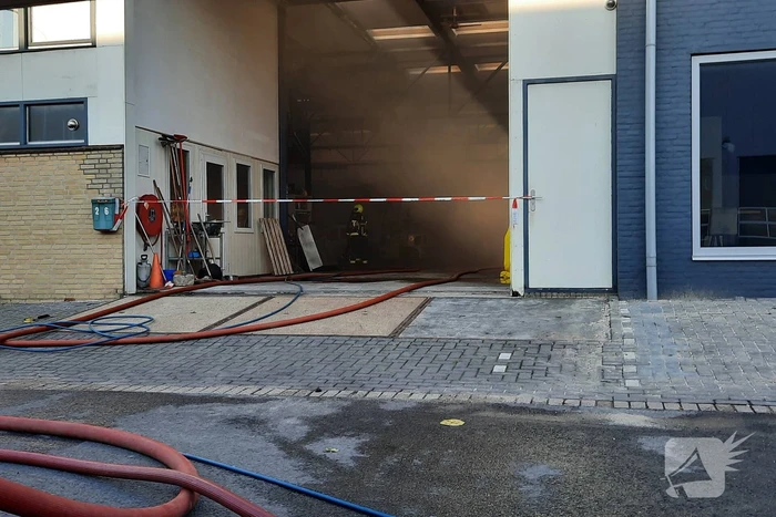 Dikke zwarte rookwolken bij uitslaande brand