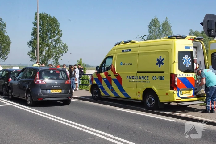 Schade bij ongeval tussen drie voertuigen