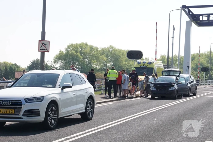 Schade bij ongeval tussen drie voertuigen