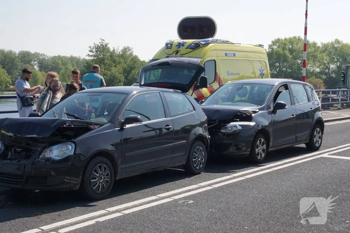 Schade bij ongeval tussen drie voertuigen