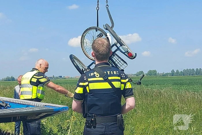 Bestuurder driewieler belandt in sloot