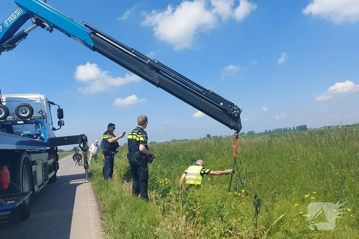 Bestuurder driewieler belandt in sloot