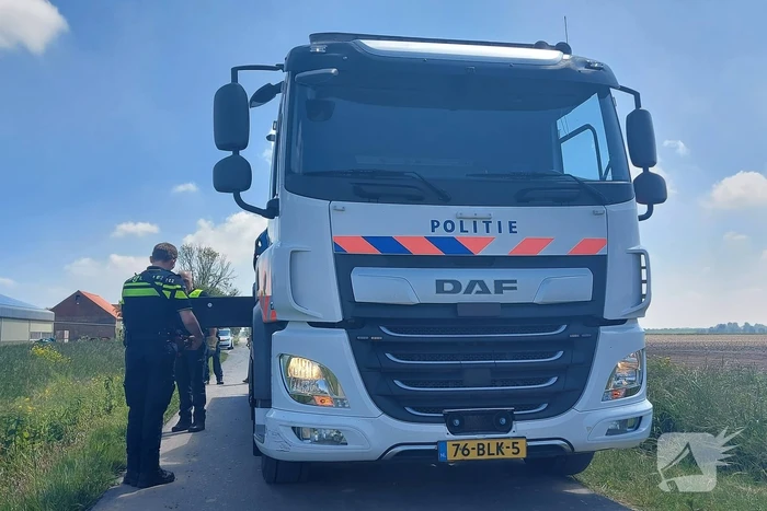 Bestuurder driewieler belandt in sloot