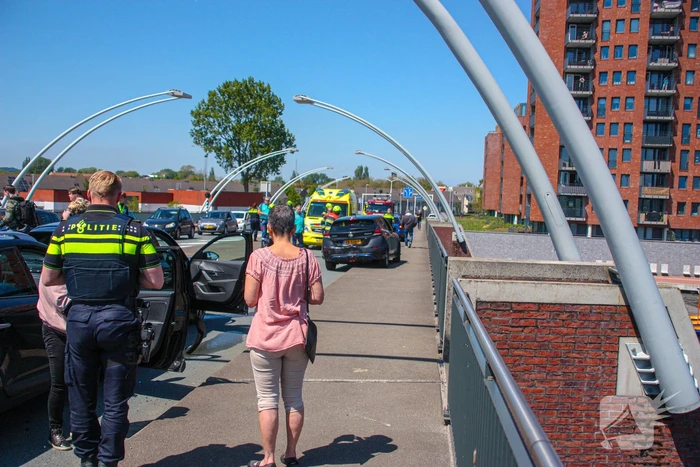Meerdere voertuigen botsen op brug