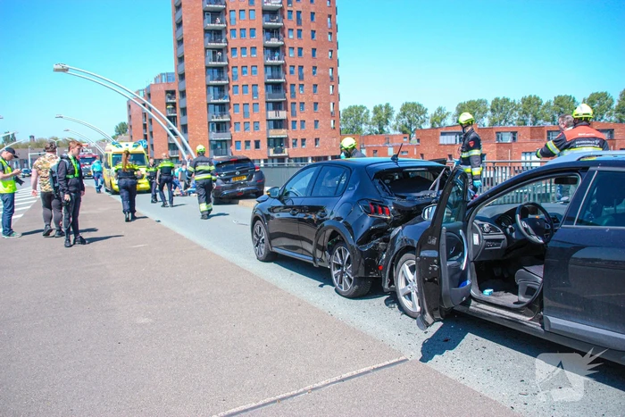 Meerdere voertuigen botsen op brug