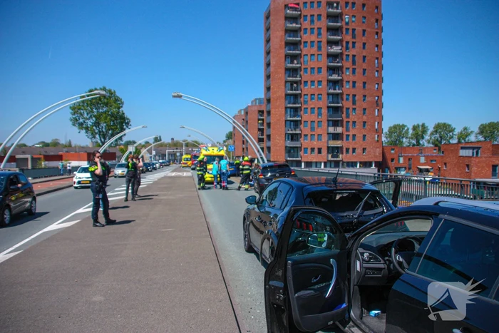 Meerdere voertuigen botsen op brug