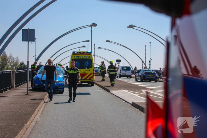 Meerdere voertuigen botsen op brug