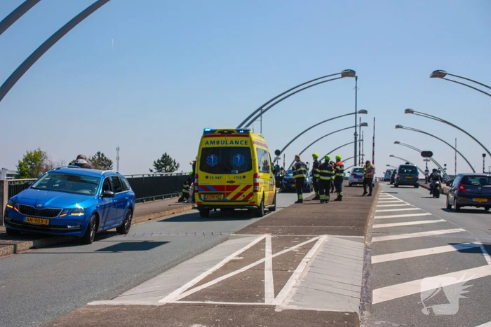 Meerdere voertuigen botsen op brug
