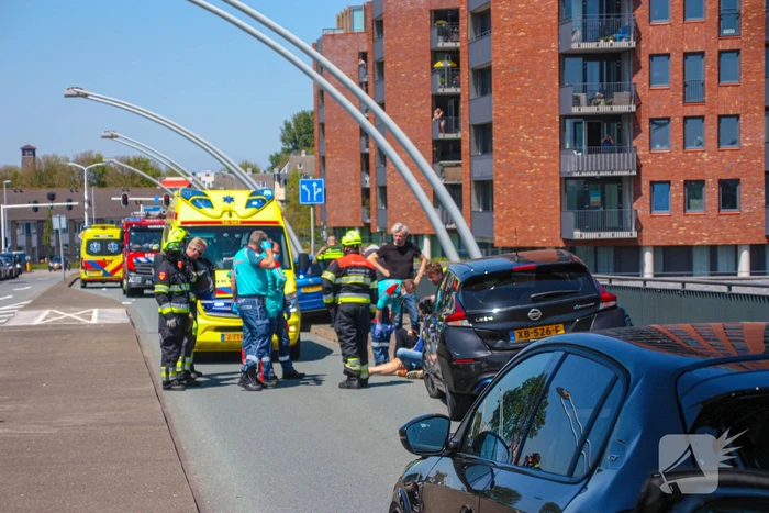 Meerdere voertuigen botsen op brug