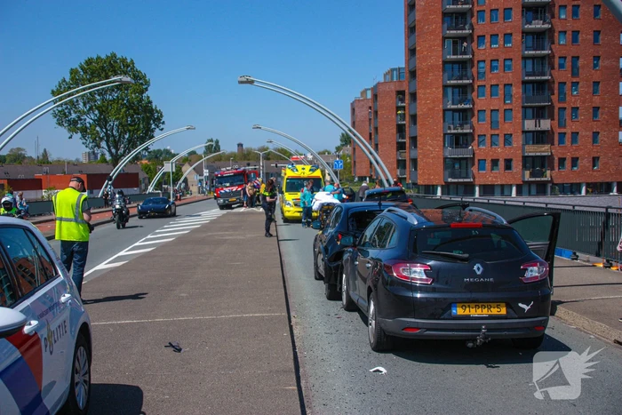 Meerdere voertuigen botsen op brug