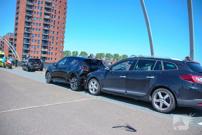 Meerdere voertuigen botsen op brug