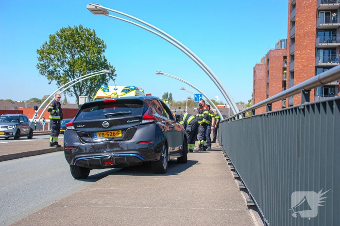 Meerdere voertuigen botsen op brug