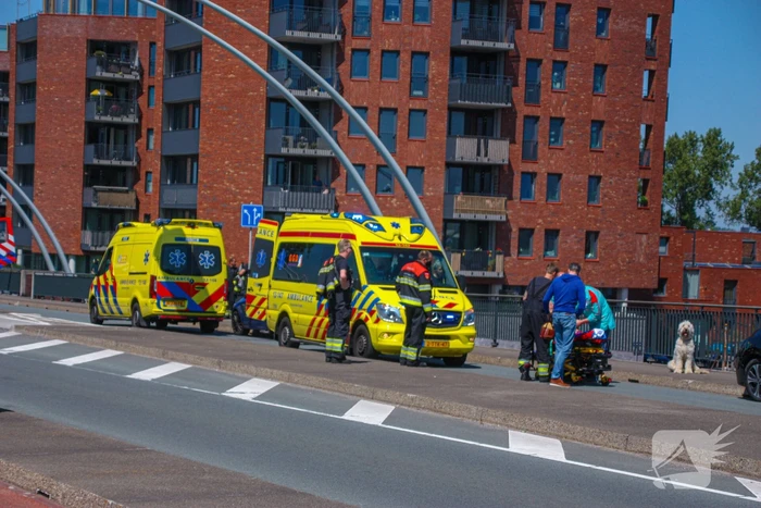 Meerdere voertuigen botsen op brug