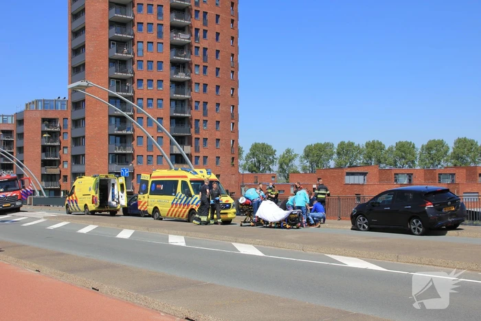 Meerdere voertuigen botsen op brug