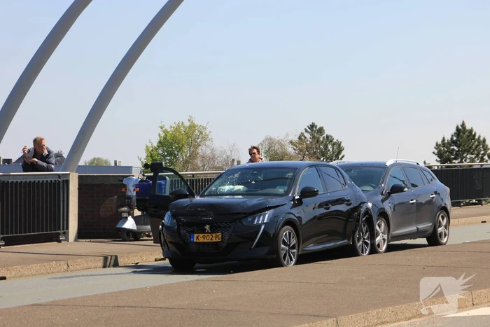 Meerdere voertuigen botsen op brug