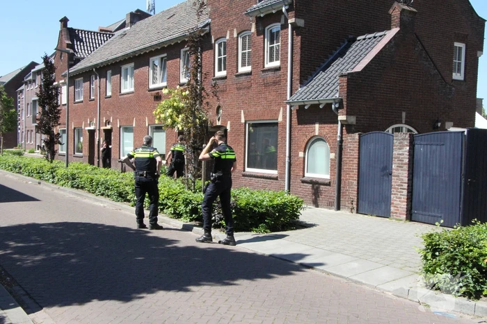 Bewoonster uit woning gered bij brand