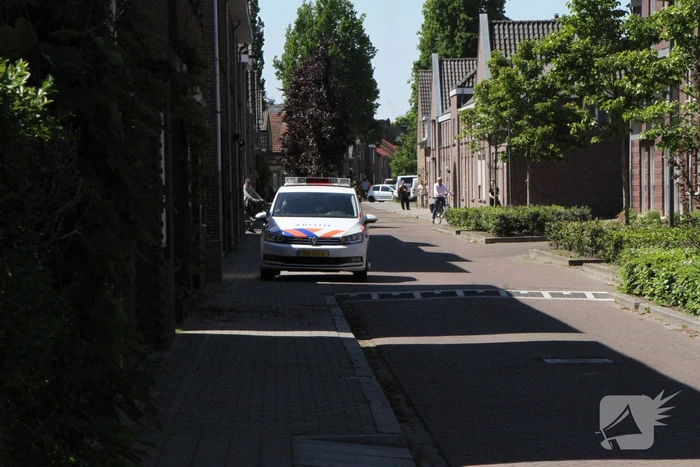 Bewoonster uit woning gered bij brand