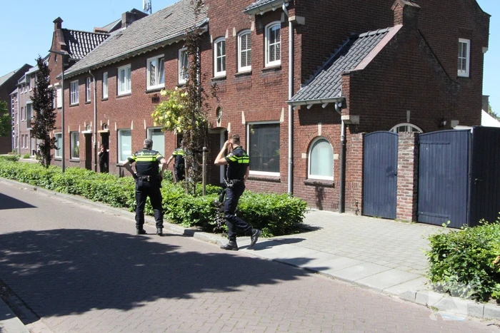 Bewoonster uit woning gered bij brand