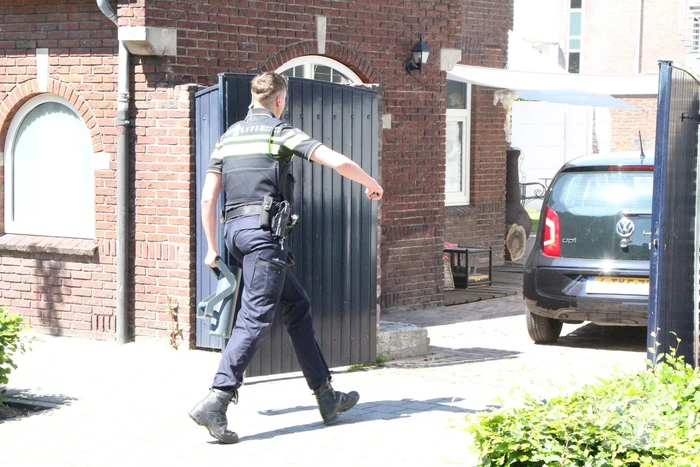 Bewoonster uit woning gered bij brand
