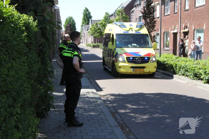Bewoonster uit woning gered bij brand
