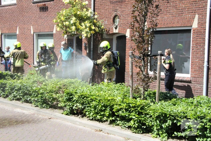 Bewoonster uit woning gered bij brand