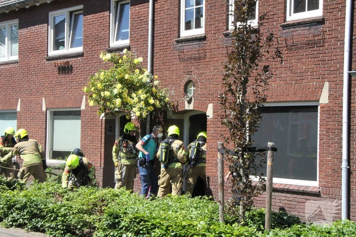 Bewoonster uit woning gered bij brand