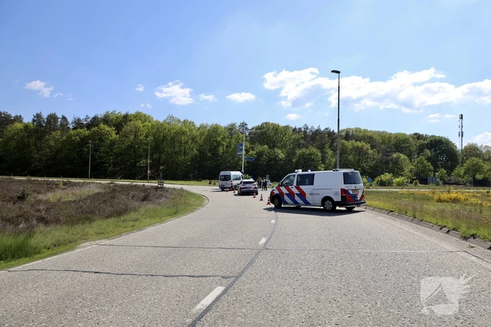 Auto botst op taxibus op rotonde