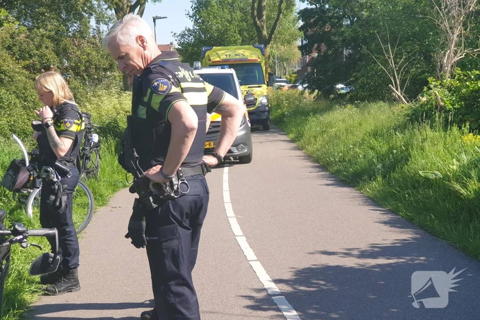 Vrouw gaat met fiets onderuit