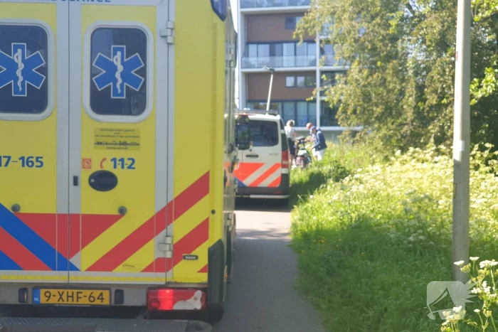 Vrouw gaat met fiets onderuit