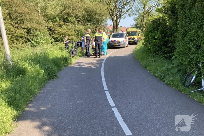 Vrouw gaat met fiets onderuit