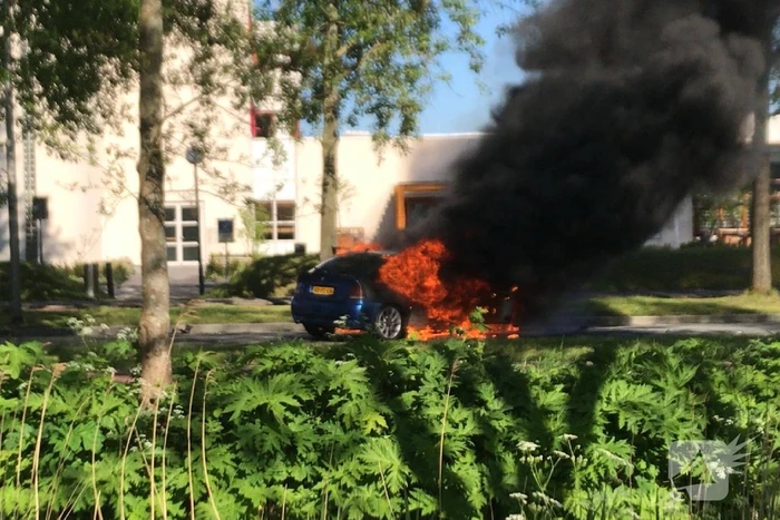 Personenauto brandt volledig uit