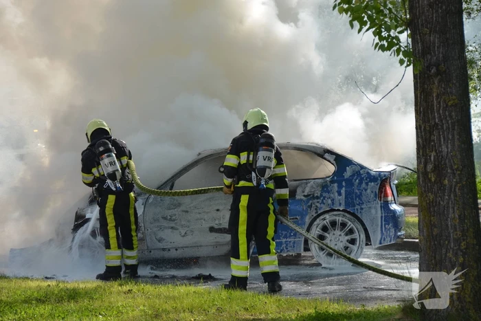 Personenauto brandt volledig uit