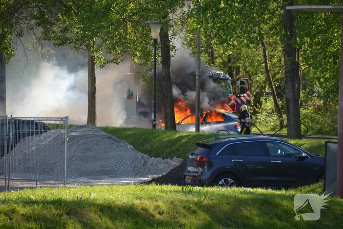 Personenauto brandt volledig uit