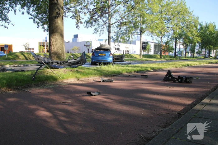 Personenauto brandt volledig uit