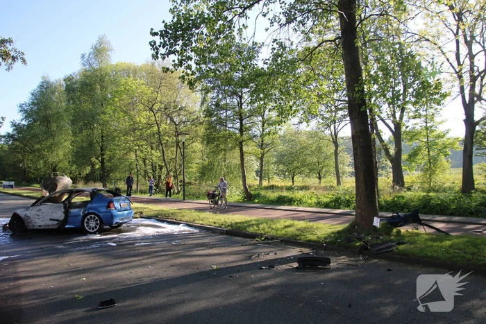Personenauto brandt volledig uit