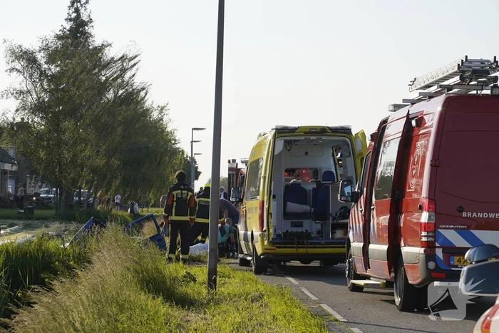 Zwaargewonde bij ongeval met auto in sloot
