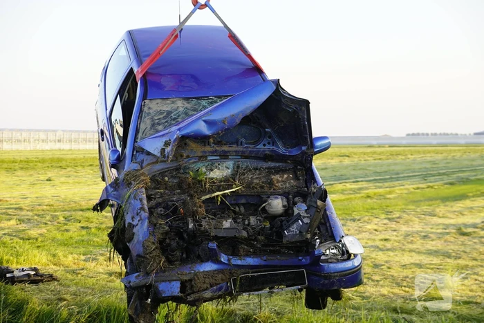 Zwaargewonde bij ongeval met auto in sloot