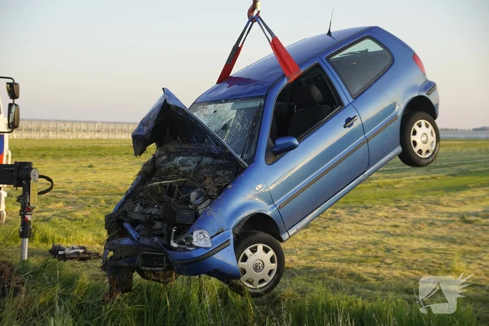 Zwaargewonde bij ongeval met auto in sloot