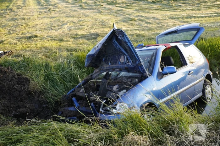 Zwaargewonde bij ongeval met auto in sloot