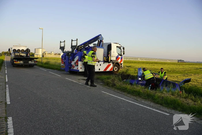 Zwaargewonde bij ongeval met auto in sloot