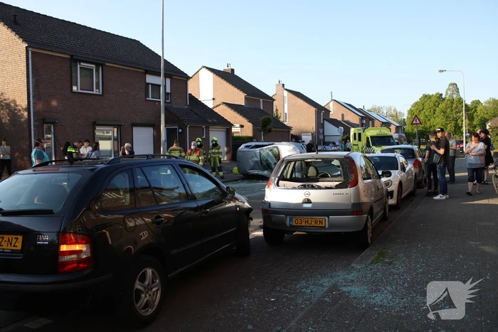 Auto op zijn kant na botsing