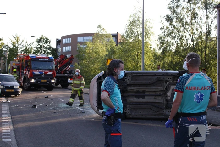 Auto op zijn kant na botsing