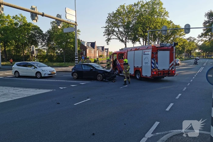 Twee personenwagens botsen op kruising