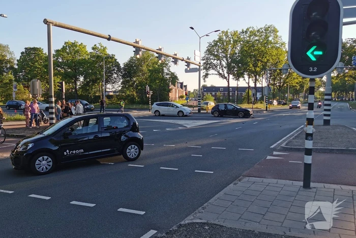 Twee personenwagens botsen op kruising