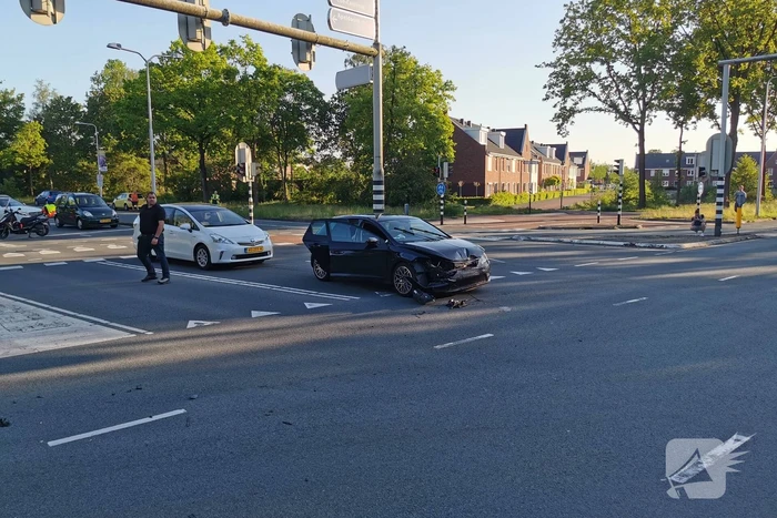 Twee personenwagens botsen op kruising