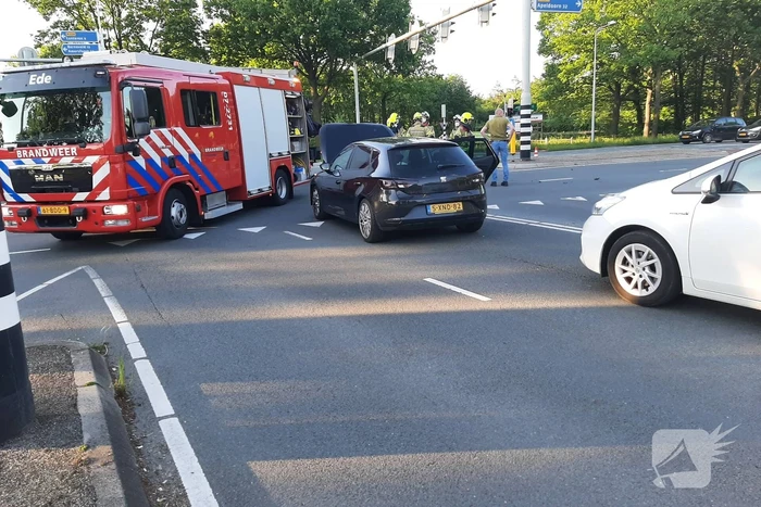 Twee personenwagens botsen op kruising