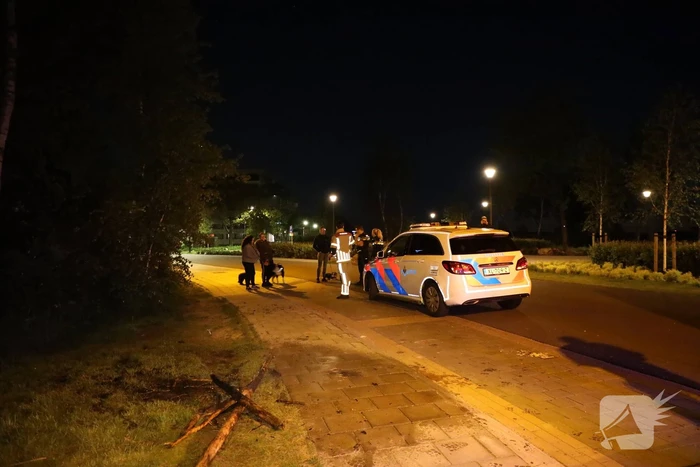 Brandweer blust brandende stukken hout