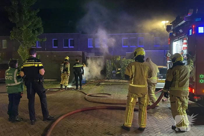 Brand in schuur naast rijtjeswoning