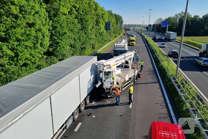 Meerdere vrachtwagens betrokken bij kop-staart botsing