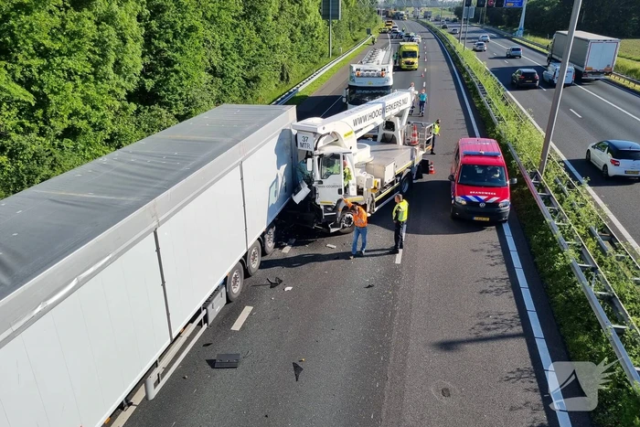 Meerdere vrachtwagens betrokken bij kop-staart botsing